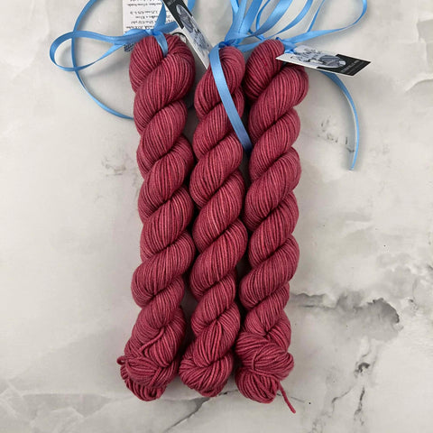 Rouge OOAK - Mini écheveau de laine grosseur fingering SW merino/nylon, prêt à partir