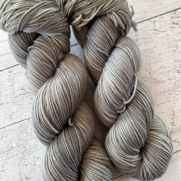 Vert de gris OOAK - Laine grosseur fingering SW merino/nylon, prête à partir