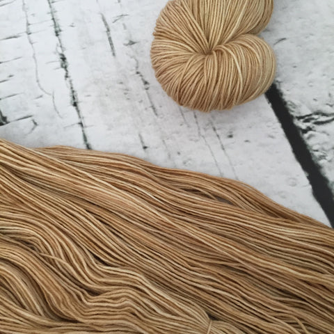 Pâte à biscuit - Laine grosseur fingering SW merino/nylon, prête à partir