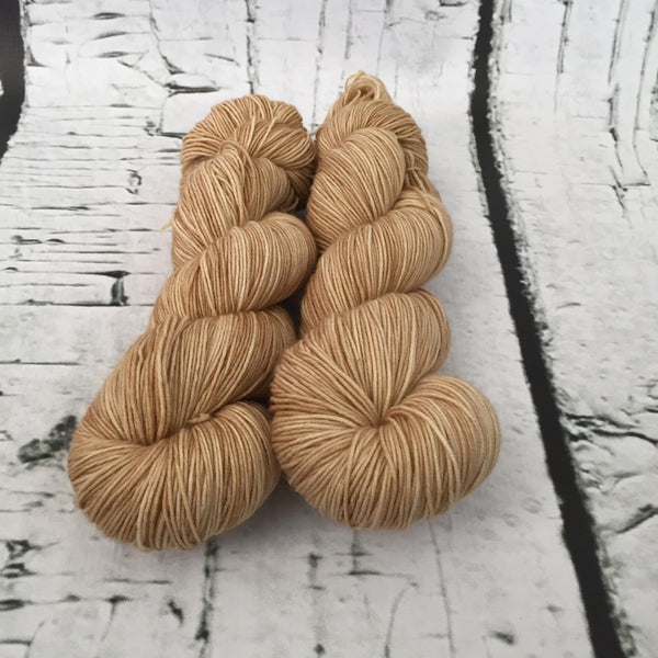 Pâte à biscuit - Laine grosseur fingering SW merino/nylon, prête à partir