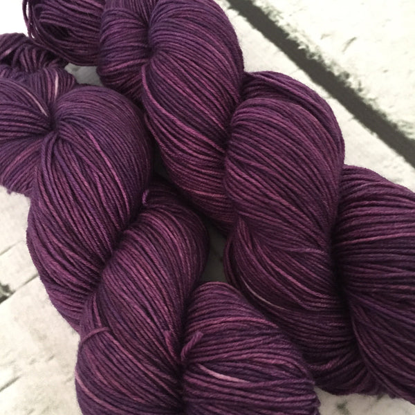 Aubergine - Laine grosseur fingering SW merino/nylon, prête à partir