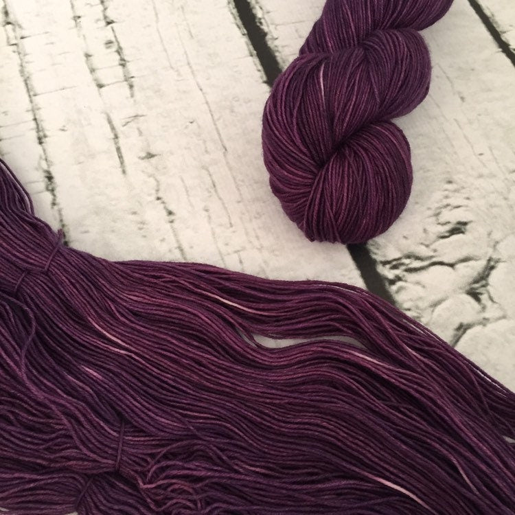 Aubergine - Laine grosseur fingering SW merino/nylon, prête à partir