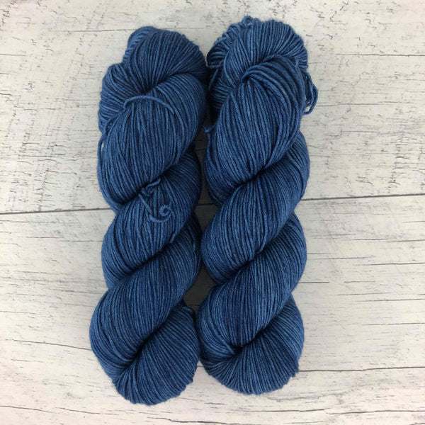 Bleu velours - Laine grosseur fingering SW merino/nylon, prête à partir