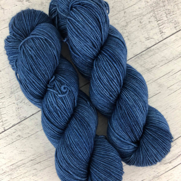 Bleu velours - Laine grosseur fingering SW merino/nylon, prête à partir