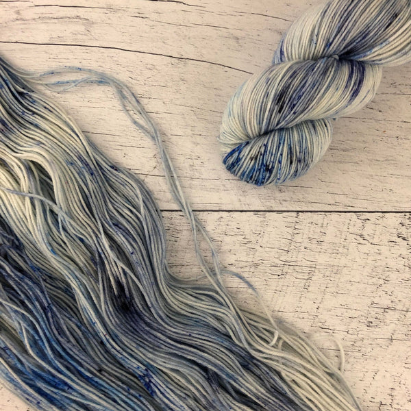 Blue Christmas (115g) + Bleu velours (35g) - Ensemble de laine pour bas superwash merino/nylon, prête à partir