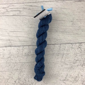 Bleu velours - Mini écheveau de laine grosseur fingering SW merino/nylon, prêt à partir