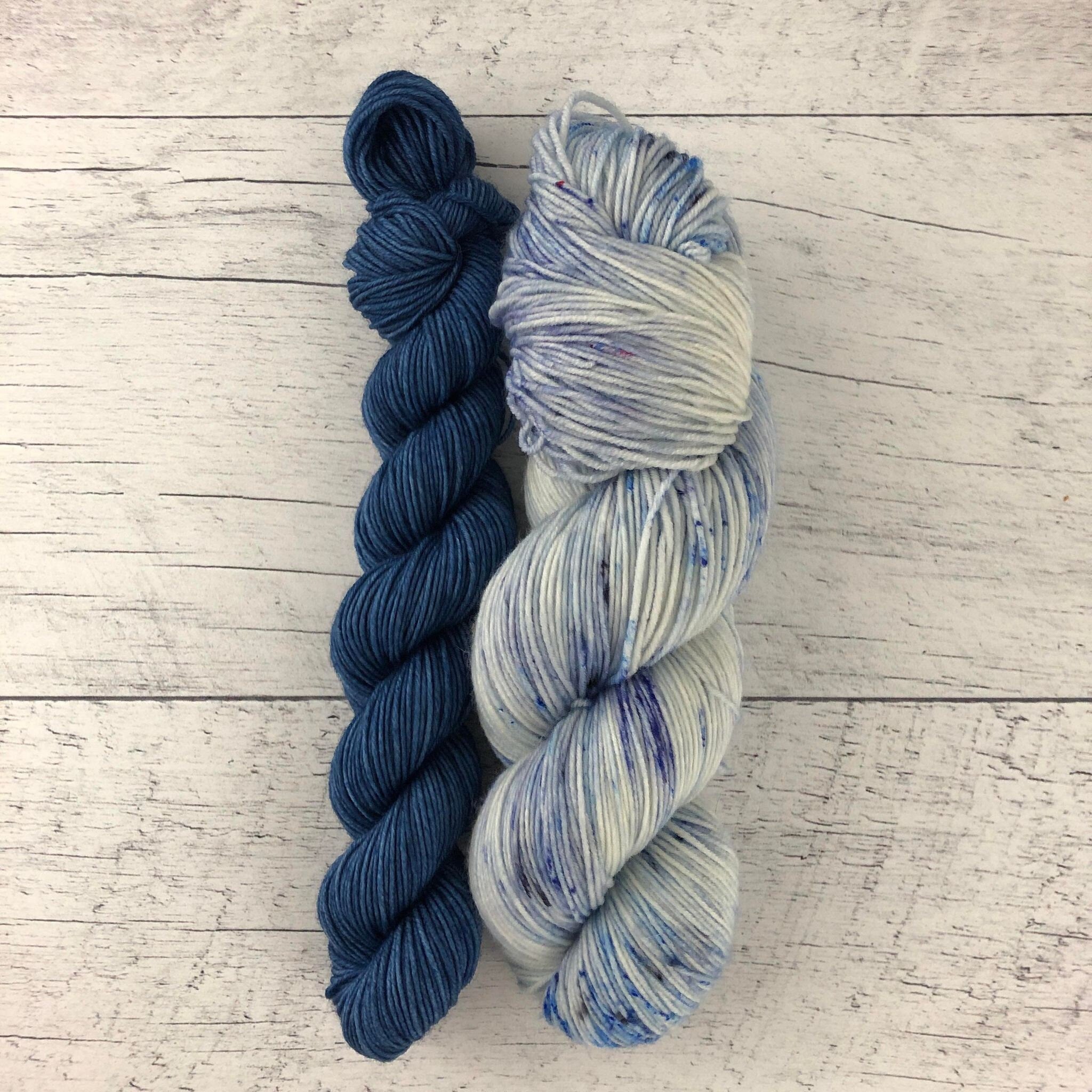 Blue Christmas (115g) + Bleu velours (35g) - Ensemble de laine pour bas superwash merino/nylon, prête à partir